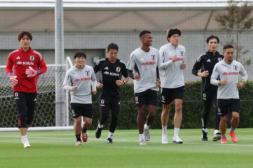 ジョギングする、左からGK大迫、相馬、長谷部コーチ、望月、安藤、前田コーチ、長友(撮影･宮地輝)