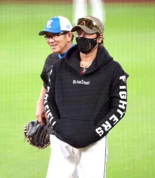 山田バッテリーコーチ(左)と話す日本ハム新庄監督(撮影･黒川智章)