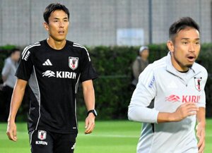 6日、練習する長友佑都(右)と長谷部誠コーチ