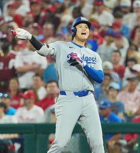 地区シリーズ･フィリーズ対ドジャース　7回表ドジャース2死一、二塁、右適時打を放ち、雄たけびを上げる大谷(撮影･菅敏)