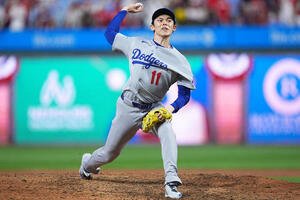 フィリーズ戦9回に力投するドジャース佐々木朗希(AP)
