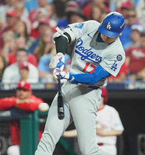 地区シリーズ･フィリーズ対ドジャース　7回表ドジャース2死一、二塁、右適時打を放つ大谷(撮影･菅敏)