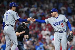 フィリーズを下し、フリーマンからウイニングボールを受け取る佐々木朗希(AP)