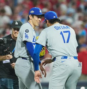 地区シリーズ･フィリーズ対ドジャース　9回裏フィリーズ2死一、三塁、T･ターナーを二ゴロに仕留めゲームセットとし、大谷(右)に迎えられる佐々木(撮影･菅敏)