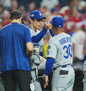 地区シリーズ･フィリーズ対ドジャース　9回裏フィリーズ2死一、三塁、ピンチの場面で登板し、最後を締めくくった佐々木は、ロバーツ監督(右)にタッチで迎えられる(撮影･菅敏)