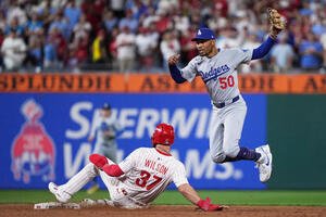 フィリーズ－ドジャース　9回、ベースカバーに入った三塁で、走り込んできた二塁走者をタッチアウトにしたベッツ(AP)