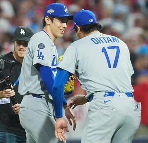 地区シリーズ･フィリーズ対ドジャース　9回裏フィリーズ2死一、三塁、T･ターナーを二ゴロに仕留めゲームセットとし、大谷(右)に迎えられる佐々木(撮影･菅敏)