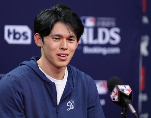 地区シリーズ･フィリーズ対ドジャース　試合後、記者の質問に笑顔で答えるドジャース佐々木(撮影･菅敏)