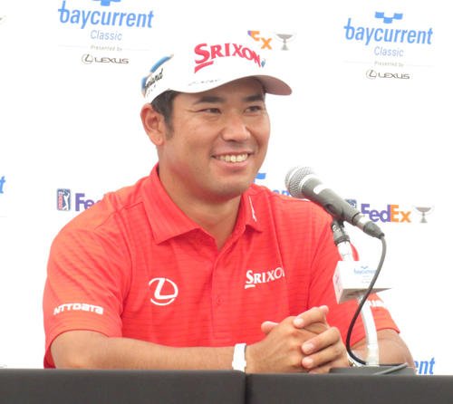 第1ラウンドを2日後に控えた会見で笑顔を見せる松山