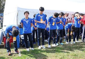 24年箱根駅伝予選会で敗退し、ぼう然と立ち尽くす東海大のメンバー(2024年10月撮影)
