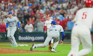 地区シリーズ･フィリーズ対ドジャース　9回裏フィリーズ2死一、三塁、ピンチの場面で登板しT･ターナーの二ゴロに打ち取る佐々木(撮影･菅敏)