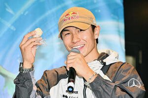 トークセッションで小分けだし入りおにぎり｢パワーボール｣を手にするShigekix(撮影･滝沢徹郎)