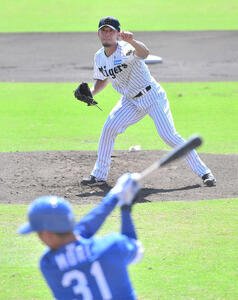 阪神対中日　1回表中日無死一塁、森駿(手前)を空振り三振に抑える伊藤将(撮影･岩下翔太)