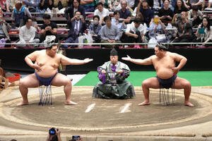 三段構えを披露する大の里(左)と豊昇龍(撮影･足立雅史)