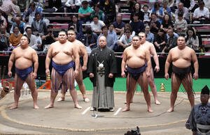 大相撲100周年場所であいさつする日本相撲協会の八角理事長(中央)(撮影･足立雅史)