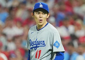 地区シリーズ･フィリーズ対ドジャース　9回裏フィリーズ2死一、三塁、ピンチの場面で登板しT･ターナーの二ゴロに打ち取り、ホッとした表情を見せる佐々木(撮影･菅敏)