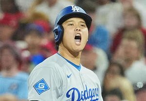 地区シリーズ･フィリーズ対ドジャース　7回表ドジャース2死一、二塁、右適時打を放ち、雄たけびを上げる大谷(撮影･菅敏)