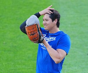 地区シリーズ･フィリーズ対ドジャース　試合前、笑顔でキャッチボールをするドジャース大谷(撮影･菅敏)