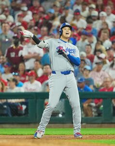 地区シリーズ･フィリーズ対ドジャース　7回表ドジャース2死一、二塁、右適時打を放ち、雄たけびを上げる大谷(撮影･菅敏)