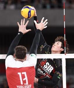 サントリー対ペルージャ　第1セット、スパイクを放つペルージャ石川(撮影･河田真司)