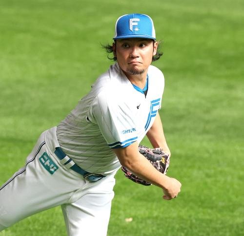 キャッチボールする日本ハム伊藤(撮影･黒川智章)