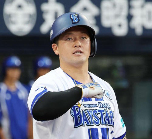 DeNA対巨人　2回裏DeNA無死、左越えソロ本塁打を放ちデスターシャをする牧(撮影･宮地輝)