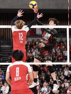 サントリー対ペルージャ　第3セット、ネット際でサントリー高橋(左)と競り合うペルージャ石川(撮影･河田真司)