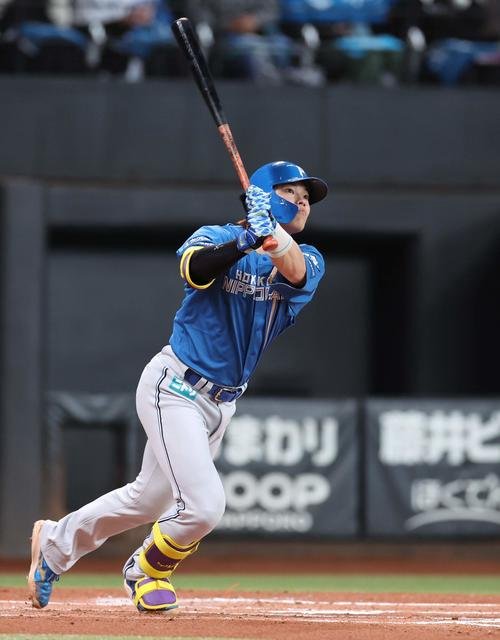 日本ハム紅白戦　2回表紅組1死、達孝太から右越え本塁打を放つ田宮(撮影･黒川智章)