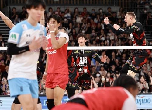サントリー対ペルージャ　第4セット、サントリーに勝利するペルージャ石川(撮影･河田真司)