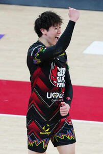 サントリー対ペルージャ　サントリーに勝利し、ガッツポーズを見せるペルージャの石川(撮影･江口和貴)