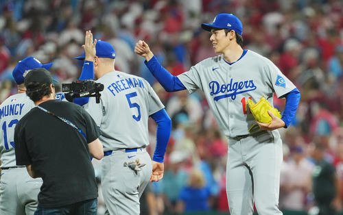 地区シリーズ･フィリーズ対ドジャース　9回裏フィリーズ2死一、三塁、T･ターナーを二ゴロに仕留めゲームセットとし、マンシー(左)、フリーマン(中央)にタッチで迎えられる佐々木(撮影･菅敏)