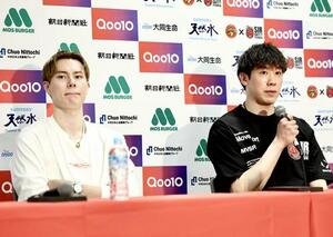 サントリー対ペルージャ　試合後会見に臨むサントリー高橋(左)とペルージャ石川(撮影･河田真司)