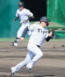 ケース打撃で二塁に向かう阪神森下(撮影･上山淳一)