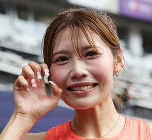 世界陸上　準決勝進出を決め笑顔でネイルを披露する中島ひとみ(2025年9月)