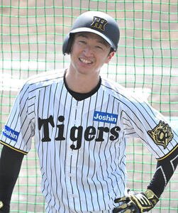 練習の合間に笑顔を見せる近本(撮影･石井愛子)