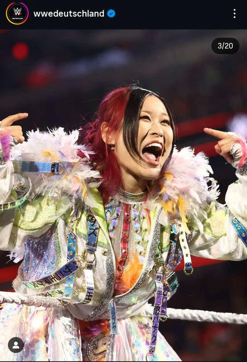 米ダラスのファンに存在をアピールしたイヨ･スカイ(WWEドイツ公式インスタグラムから)