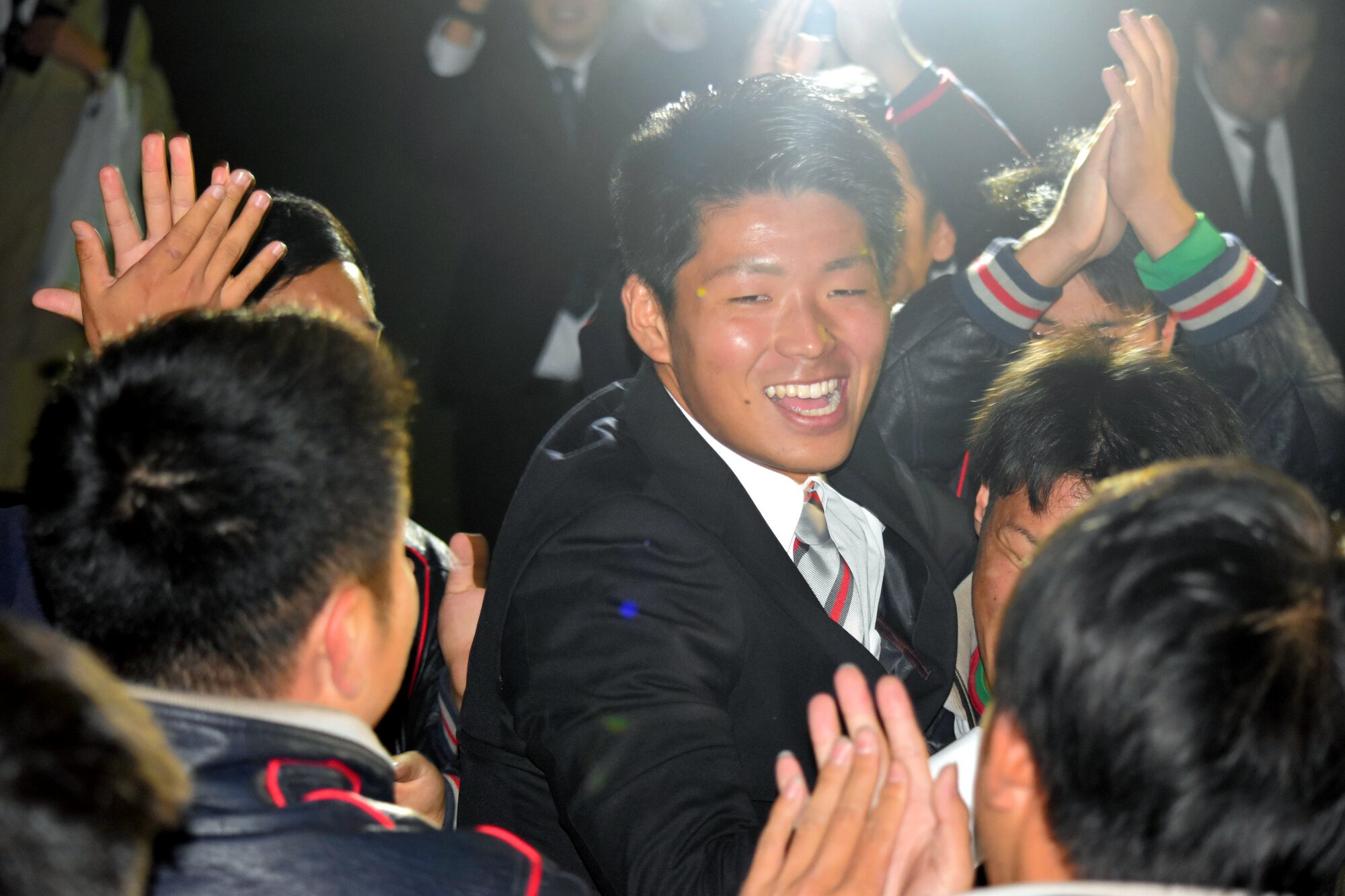 DeNAからドラフト6位で指名され、チームメートに祝福される青森大の蝦名達夫(中央)=2019年10月17日、青森市幸畑の青森大学、河野光汰撮影
