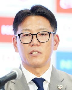 日韓戦のメンバー発表会見に臨む侍ジャパン井端監督(撮影･江口和貴)