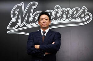 就任会見を行ったロッテのサブロー新監督は、｢厳しい表情で｣の注文に応える(撮影･野上伸悟)
