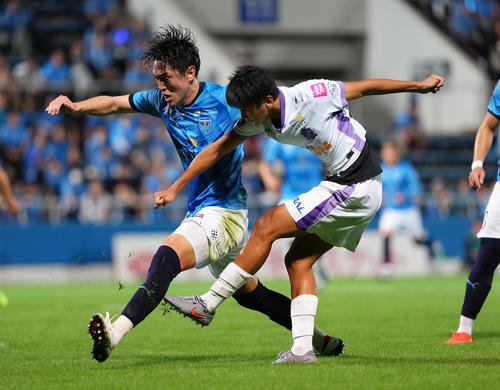 横浜FC対広島　前半、先制ゴールを決める広島中島(右)(撮影･足立雅史)