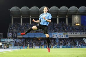 川崎F対柏　前半、ゴールを決め喜ぶ川崎Fファンウェルメスケルケン(撮影･宮地輝)