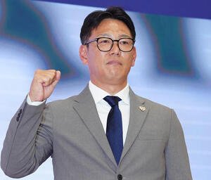 日韓戦のメンバー発表会見に臨み、写真に納まる侍ジャパン井端監督(撮影･江口和貴)