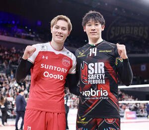 サントリー対ペルージャ　試合後、写真に納まるサントリー高橋(左)とペルージャ石川(撮影･河田真司)
