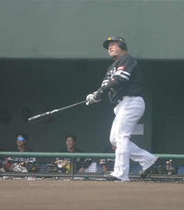 ソフトバンク対楽天　1回無死一塁から大飛球の左飛を放つソフトバンク山川(撮影･佐藤究)