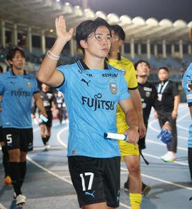 川崎F対柏　勝利しサポーターの声援に応える川崎F伊藤(撮影･宮地輝)