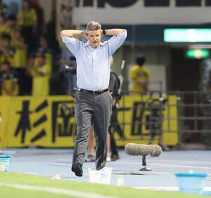 川崎F対柏　後半、頭を抱える柏ロドリゲス監督(撮影･宮地輝)
