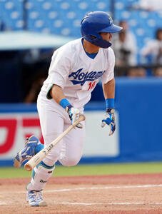 駒大対青学大　8回裏青学大2死二、三塁、2点適時打を放つ青学大･小田(撮影･小島史椰)