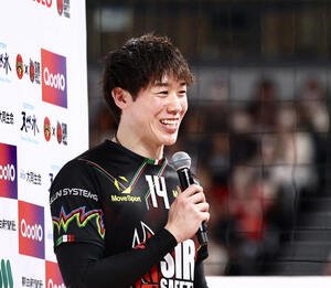 サントリー対ペルージャ　試合後、笑顔でインタビューに答えるペルージャ石川(撮影･河田真司)