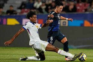 フランス戦で競り合う小倉幸成(AP)