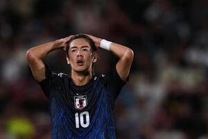 頭を抱える大関友翔(AP)